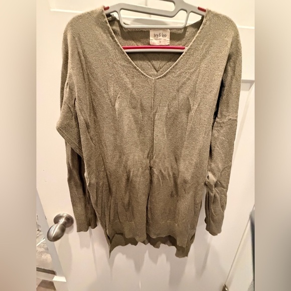 Ivy & Leo Sweaters - ivy & leo Olive Green V-Neck Lightweight Sweater S/M